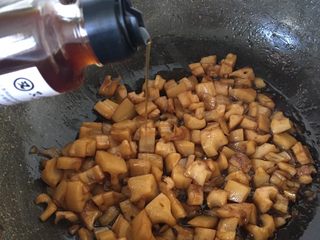 10、糖醋藕丁,关火放一汤匙醋