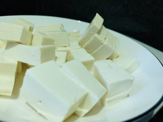 6、白菜炖豆腐,豆腐切小块