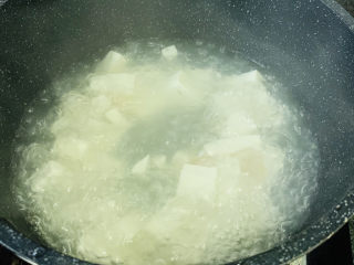 11、白菜炖豆腐,煮开，转中火，煮5分钟