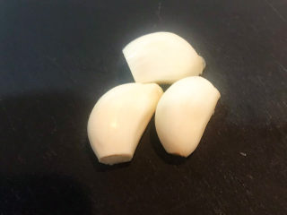 5、清炒茭白,大蒜瓣