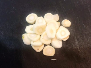 6、清炒茭白,把大蒜切成小片