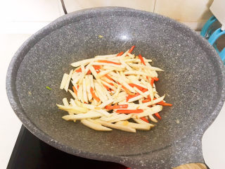 16、清炒茭白,翻炒均匀