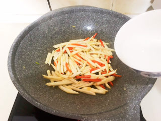 17、清炒茭白,加入水淀粉