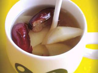 6、冰糖红枣炖雪梨,盛杯即可饮用*^_^*