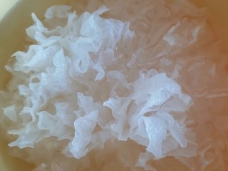 1、红枣银耳羹,银耳泡水1小时