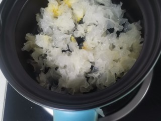 3、红枣银耳羹,放到砂锅中