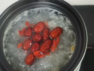 8、红枣银耳羹,30分后加入红枣冰糖枸杞