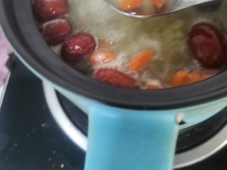 11、红枣银耳羹,然后在煮5分关火