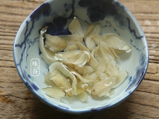 6、莲子百合薏米银耳羹,百合干用水浸泡片刻,如果是新鲜的百合则无需浸泡,冲洗干净即可。