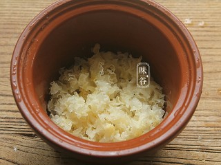 7、莲子百合薏米银耳羹,将银耳碎放进炖煲里;