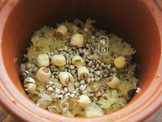 8、莲子百合薏米银耳羹,加入莲子和薏米;