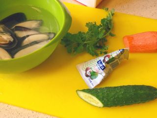 1、暖心汤系列★椰汁青口汤,我们要准备的主要食材是这几样。