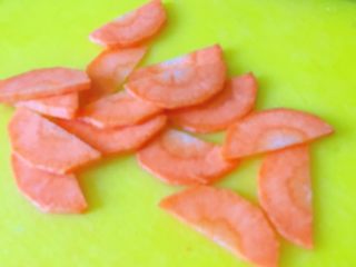 6、暖心汤系列★椰汁青口汤,胡萝卜切半圆片