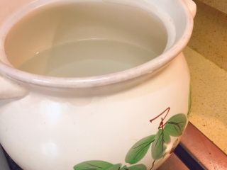 11、暖心汤系列★椰汁青口汤,然后我们准备一个大砂锅，或者直接用锅做，放足够多的水。开大火。