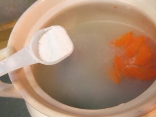 16、暖心汤系列★椰汁青口汤,加盐，大概8g，大火煮5分钟左右。