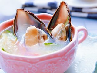 18、暖心汤系列★椰汁青口汤,淡淡的椰香，化解了海鲜的腥;   海鲜的鲜，提升了椰子的腻，黄瓜的清香和青口的鲜嫩和椰汁的芳淳，搭配在一起，给味蕾多重的享受体验。