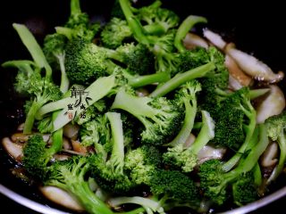 7、素炒香菇西兰花,然后放入西兰花，用锅铲炒匀。