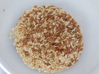 2、低脂营养减肥—双米杂蔬炒饭,红米取30g，将两者混合。