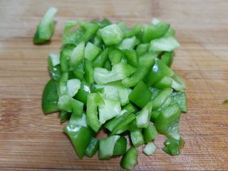 5、低脂营养减肥—双米杂蔬炒饭,青椒切成小粒