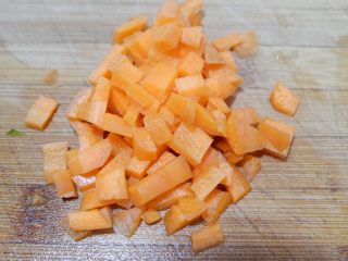 6、低脂营养减肥—双米杂蔬炒饭,胡萝卜切成小粒