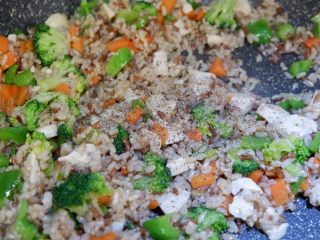 17、低脂营养减肥—双米杂蔬炒饭,翻炒均匀后，加少许黑胡椒和盐调味即可。