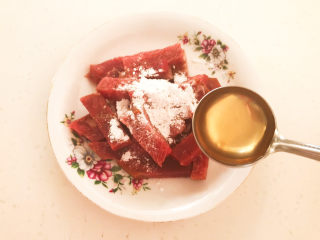 5、黑胡椒牛柳,加入料酒