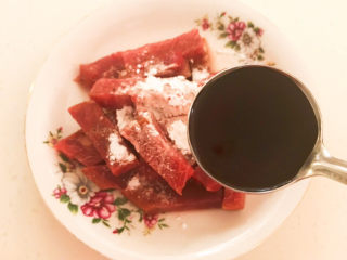 6、黑胡椒牛柳,加入生抽