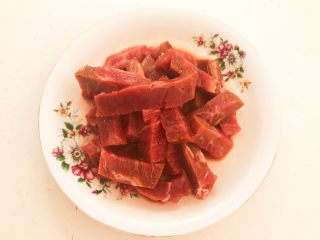 8、黑胡椒牛柳,抓匀后腌制入味5分钟