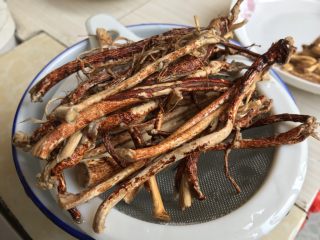 5、五指毛桃老鸡汤～广式老火靓汤,清洗干净表面淤泥杂质