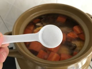 15、五指毛桃老鸡汤～广式老火靓汤,最后关火前加入盐调味就可以了