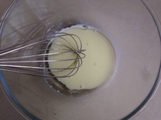 1、南瓜戚风蛋糕,用温水溶解奶粉，加入玉米油，用手动打蛋器搅拌至乳化好，没有出现水油分离