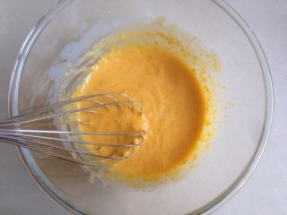 3、南瓜戚风蛋糕,搅拌均匀