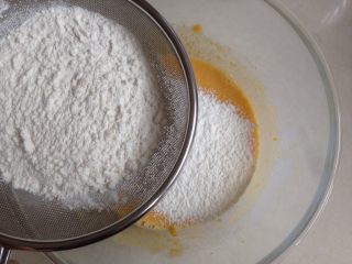 5、南瓜戚风蛋糕,过筛面粉进去