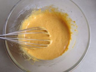 6、南瓜戚风蛋糕,划Z字拌匀