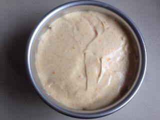 11、南瓜戚风蛋糕,倒入6寸活底阳极模具里，在桌面上震出气泡