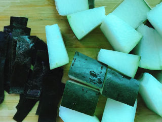 2、海带冬瓜汤,海带洗干净后切小块，冬瓜切块备用