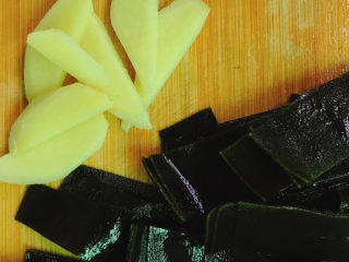 3、海带冬瓜汤,生姜切片