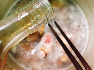 7、海带冬瓜汤,放入料酒