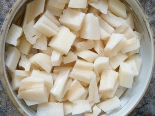1、糖菠萝藕丁,白莲藕去皮切小丁，放清水中浸泡防止氧化