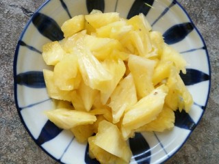 2、糖菠萝藕丁,菠萝去皮，切丁备用