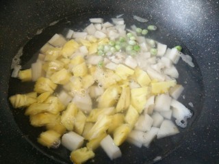 5、糖菠萝藕丁,最后青豌豆也焯水（速冻豌豆）