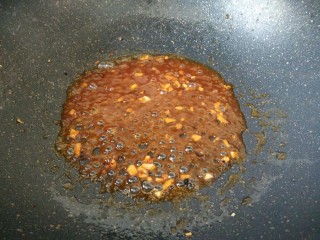 9、糖菠萝藕丁,锅里油热后加蒜末炒香，倒入番茄沙司熬开