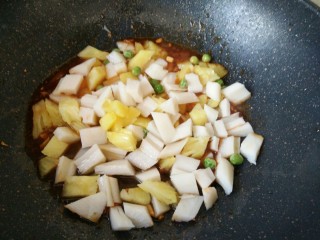 10、糖菠萝藕丁,把所有焯水后食材放入