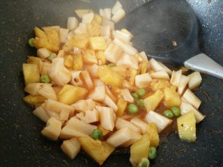 11、糖菠萝藕丁,铲子翻炒均匀至入味