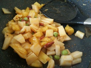 13、糖菠萝藕丁,撒几颗枸杞炒匀，即可关火