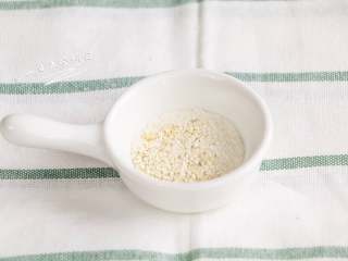 3、川贝蒸雪梨,有专门的川贝粉卖，更细腻更方便。