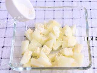 4、川贝蒸雪梨,雪梨切小片，川贝粉撒上，上锅蒸30分钟。