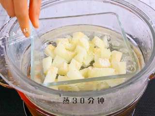 5、川贝蒸雪梨,买的新疆雪梨超级甜，蒸熟的梨甜的有点齁人，一点吃不出川贝的微苦。也就没有加冰糖，如果雪梨没这么甜，建议少加点冰糖，好入口。