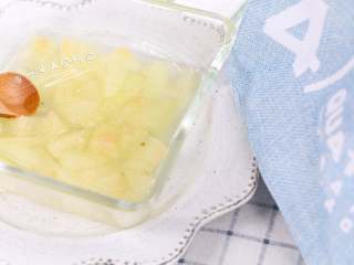 6、川贝蒸雪梨,川贝和梨都属于寒性，不适合太小的宝宝调理咳嗽。