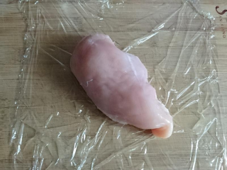 1、嫩煎鸡胸肉，健身减脂必备,先来准备一块鸡胸肉！